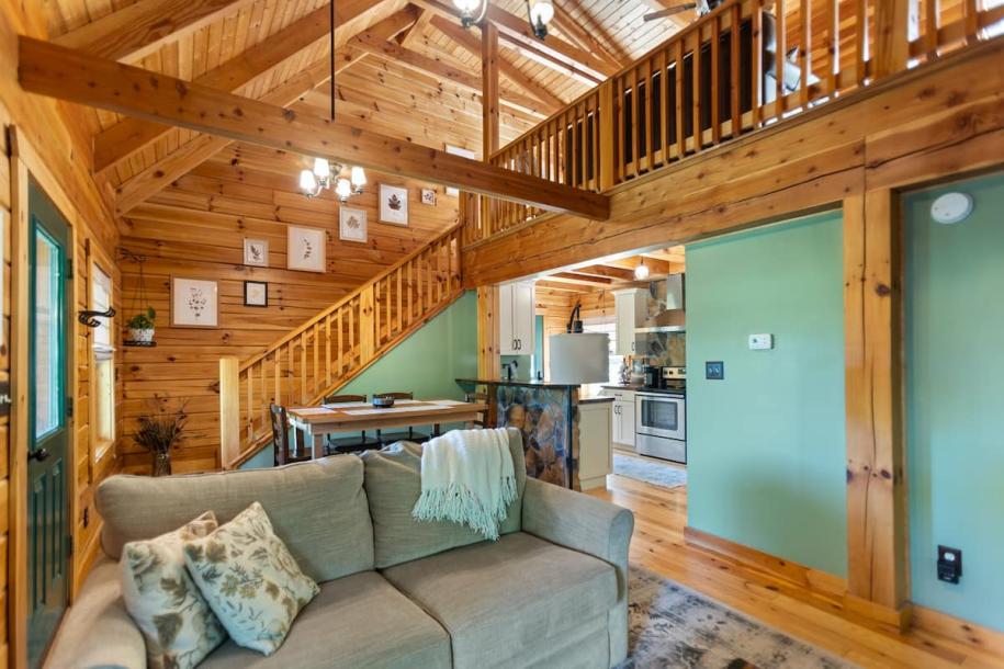 Entire cabin in Fort Valley, Virginia 4 guests1 bedroom3 beds2 baths-15