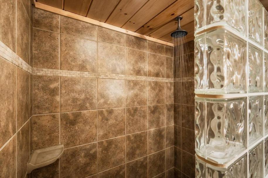 Entire cabin in Sevierville, Tennessee 6 guests1 bedroom3 beds2.5 baths-12