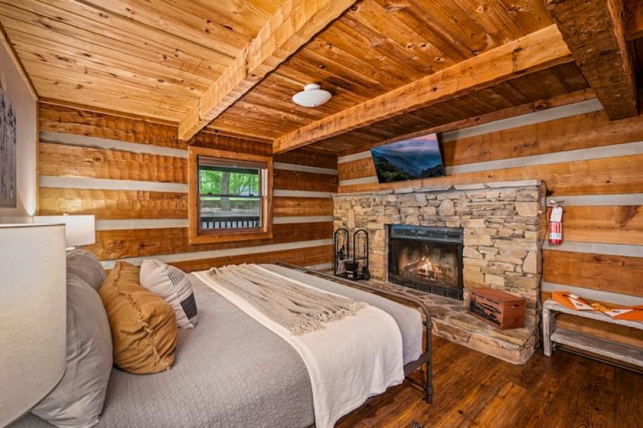 Entire cabin in Sevierville, Tennessee 6 guests2 bedrooms4 beds2 baths-6