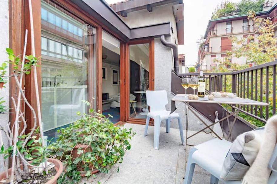 Entire rental unit in Milano, Italy 2 guests1 bedroom1 bed1 bath-2