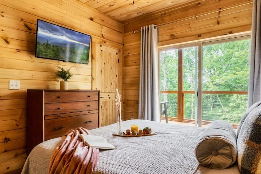 Entire cabin in Sevierville, Tennessee 6 guests2 bedrooms3 beds2 baths-4