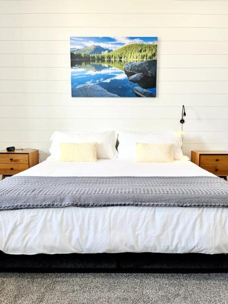 Entire townhouse in Estes Park, Colorado 6 guests2 bedrooms4 beds2 baths-8