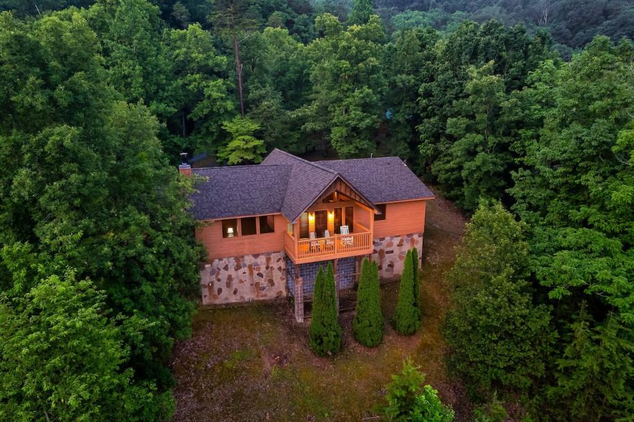 Entire cabin in Pigeon Forge, Tennessee 8 guests3 bedrooms4 beds3 baths-18