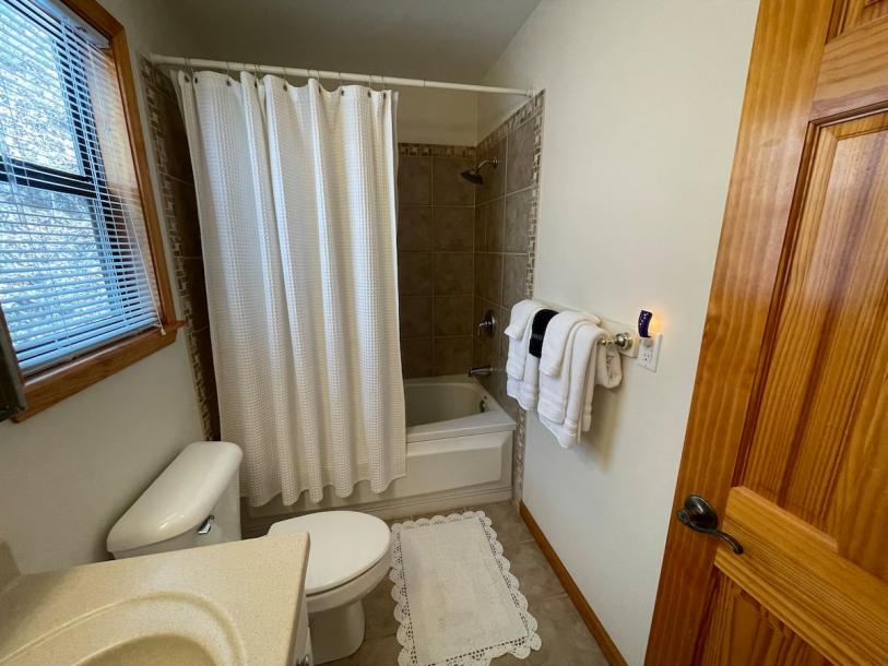 Entire cabin in Bryson City, North Carolina 4 guests2 bedrooms3 beds2 baths-5