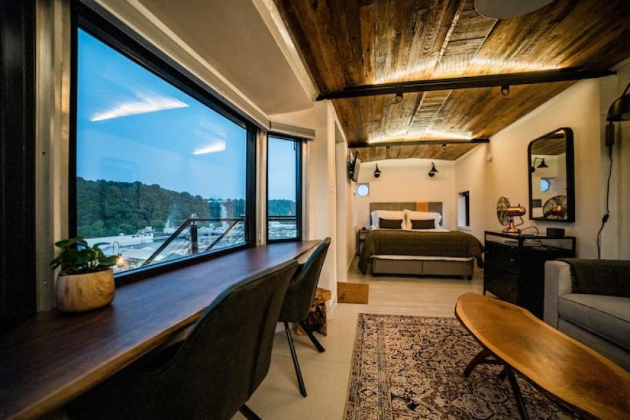 Train in Lynchburg, Virginia 3 guests1 bedroom2 beds1 bath-9