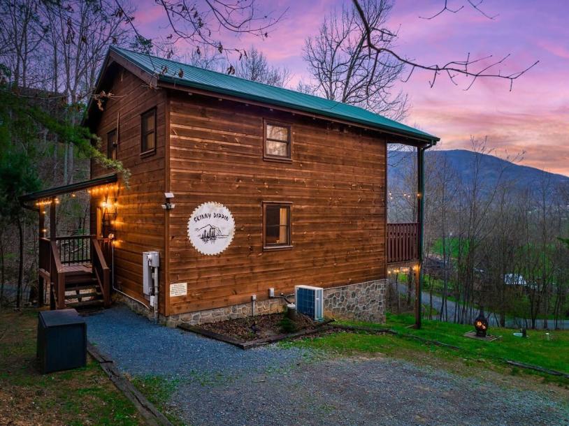 Entire cabin in Sevierville, Tennessee 6 guests1 bedroom3 beds2.5 baths-2