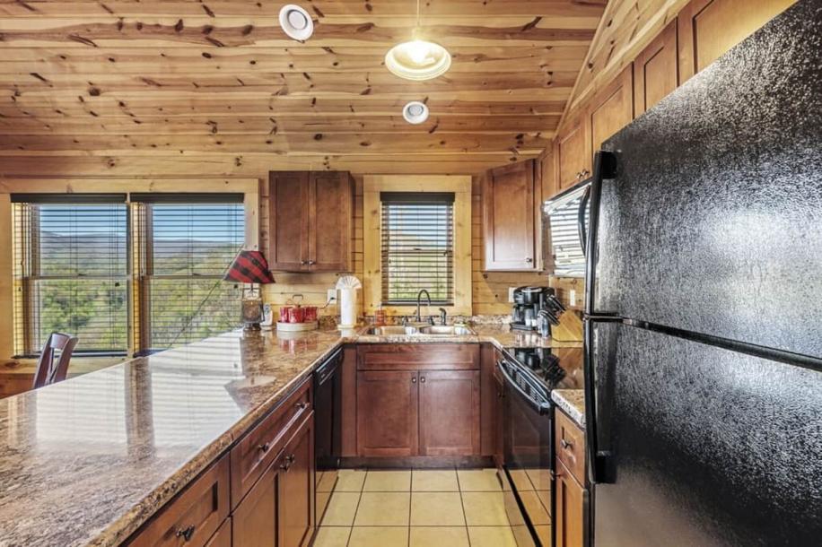 Entire cabin in Gatlinburg, Tennessee 2 guests1 bedroom1 bed1 bath-6