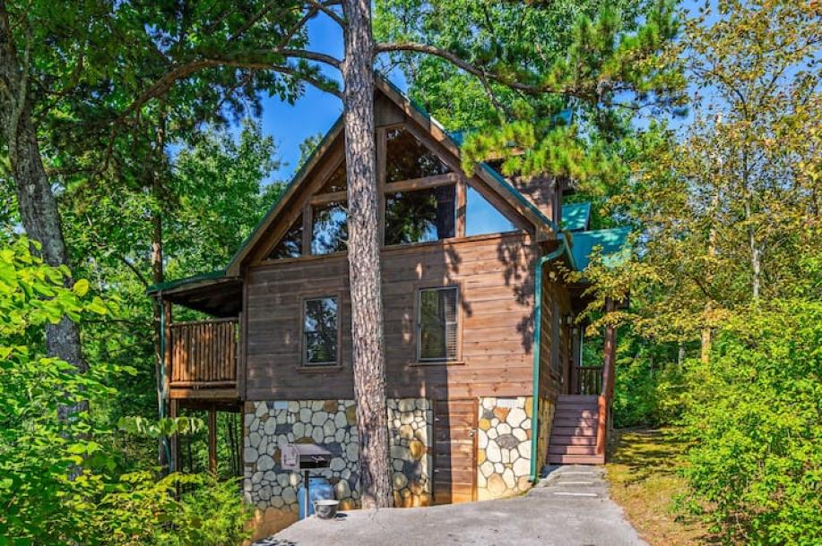 Entire cabin in Sevierville, Tennessee 5 guests1 bedroom4 beds1 bath-14
