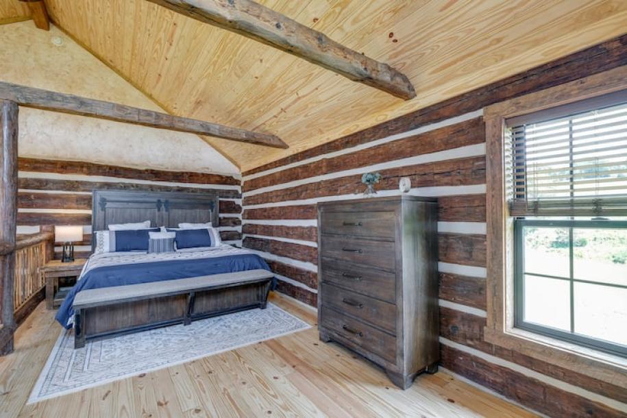 Entire cabin in Bedford, Virginia 2 guests1 bedroom1 bed1 bath-2