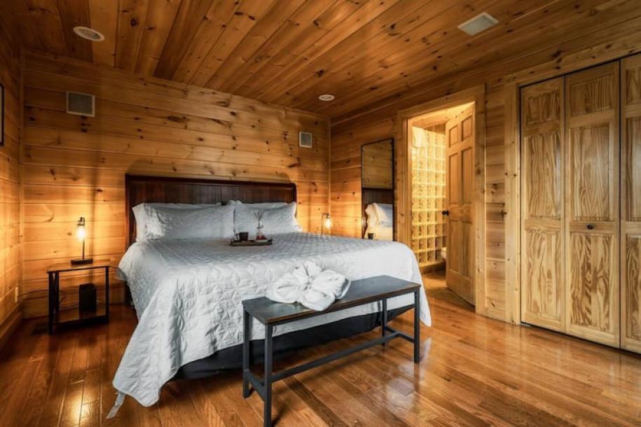 Entire cabin in Sevierville, Tennessee 6 guests1 bedroom3 beds2.5 baths-9