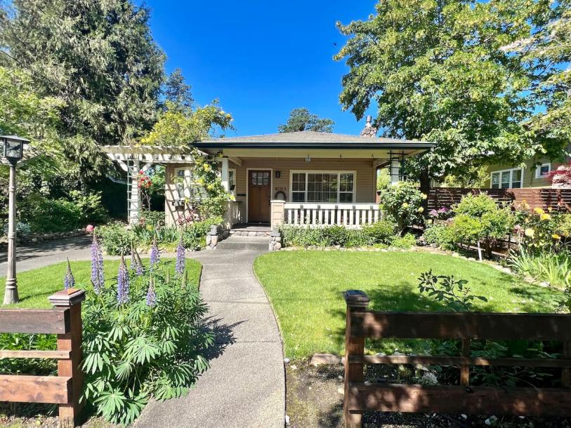 Entire home in Grants Pass, Oregon 6 guests2 bedrooms2 beds1 bath-4