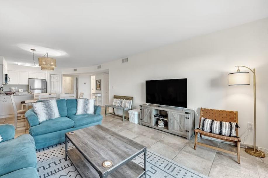 Entire condo in Gulf Shores, Alabama 6 guests2 bedrooms3 beds2 baths-7