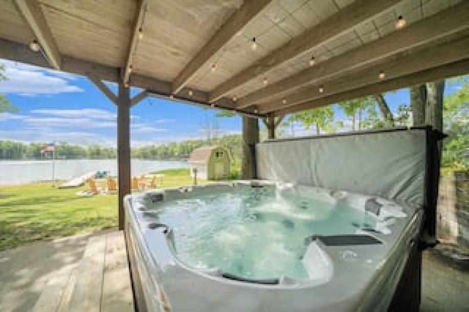 Entire cottage in Bitely, Michigan 10 guests4 bedrooms6 beds2 baths-19
