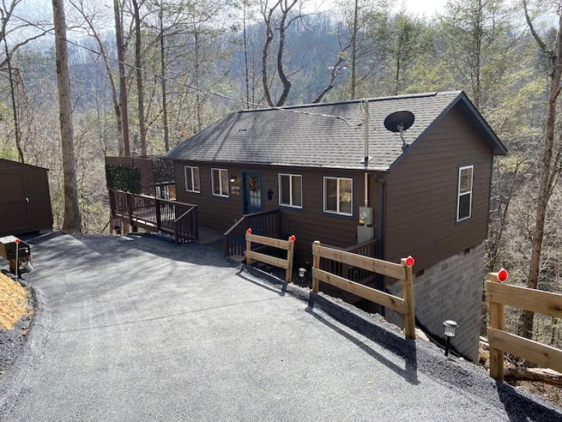 Entire cabin in Sevierville, Tennessee 2 guests1 bedroom1 bed1 bath-0