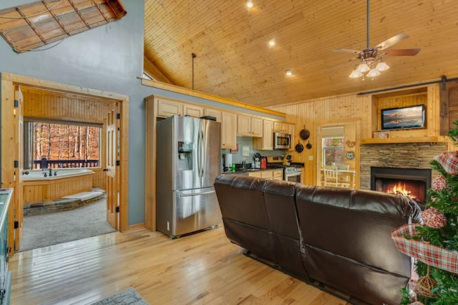 Entire cabin in Sautee Nacoochee, Georgia 4 guests2 bedrooms2 beds2 baths-18