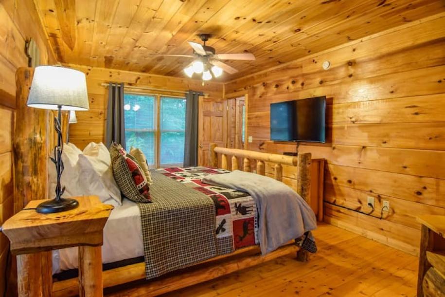 Entire cabin in Sevierville, Tennessee 5 guests1 bedroom4 beds1 bath-4
