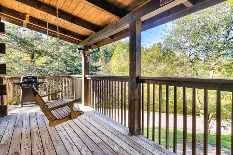 Entire cabin in Sevierville, Tennessee 4 guests2 bedrooms2 beds2 baths-5