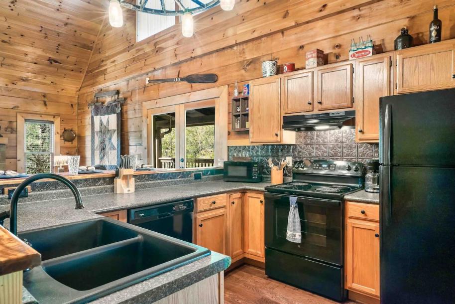 Entire cabin in Sevierville, Tennessee 4 guests2 bedrooms2 beds2 baths-17