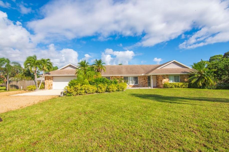 Spacious 5 BR Retreat with Game Room & Heated Pool-19
