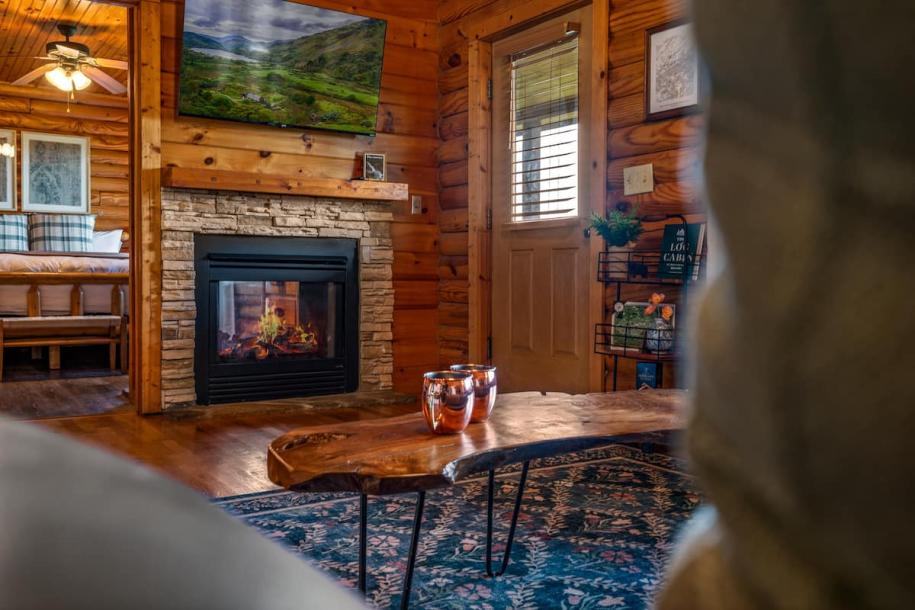 Entire cabin in Pigeon Forge, Tennessee 2 guests1 bedroom1 bed1 bath-11