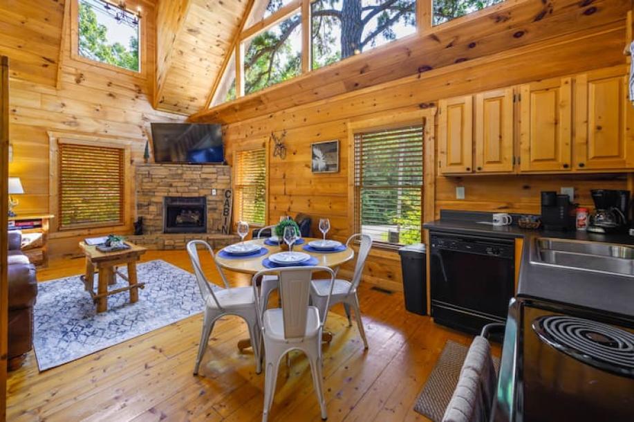 Entire cabin in Sevierville, Tennessee 5 guests1 bedroom4 beds1 bath-6