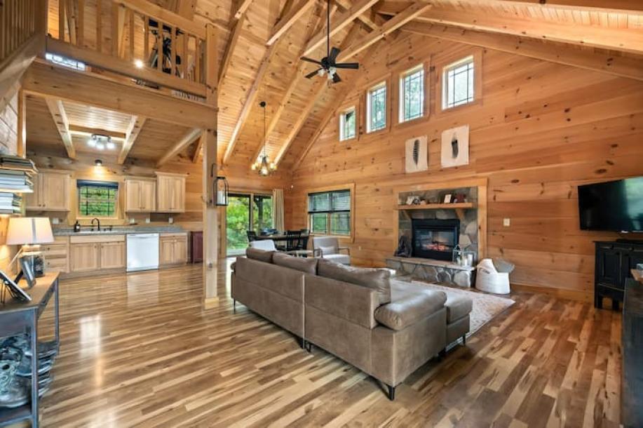 Entire cabin in Madison, Indiana 4 guests2 bedrooms2 beds2 baths-15