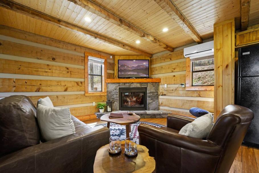 Entire cabin in Sevierville, Tennessee 2 guests1 bedroom1 bed1 bath-10