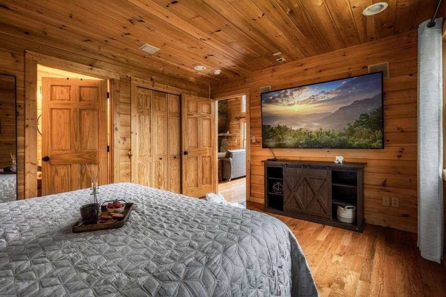 Entire cabin in Sevierville, Tennessee 6 guests1 bedroom3 beds2.5 baths-10