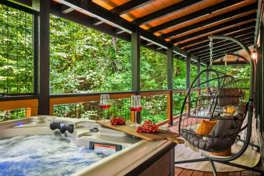 Entire cabin in Sevierville, Tennessee 8 guests2 bedrooms5 beds2.5 baths-18