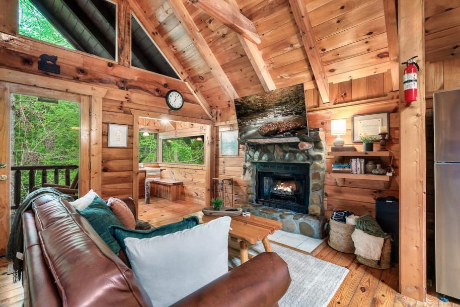Entire cabin in Sevierville, Tennessee 4 guests1 bedroom2 beds1 bath-14