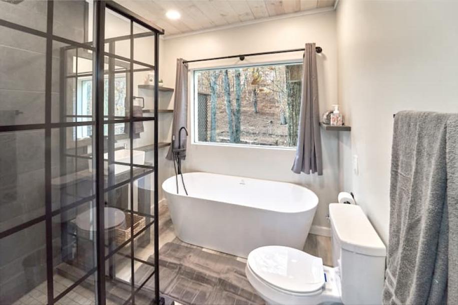 Treehouse in Sevierville, Tennessee 16+ guests4 bedrooms10 beds4 baths-13