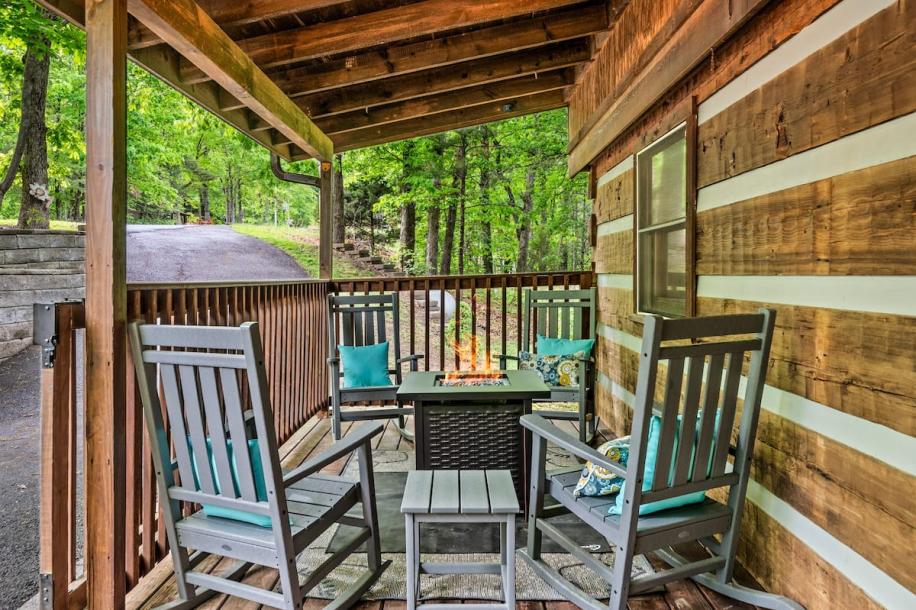 Entire cabin in Sevierville, Tennessee 6 guests2 bedrooms4 beds2 baths-2