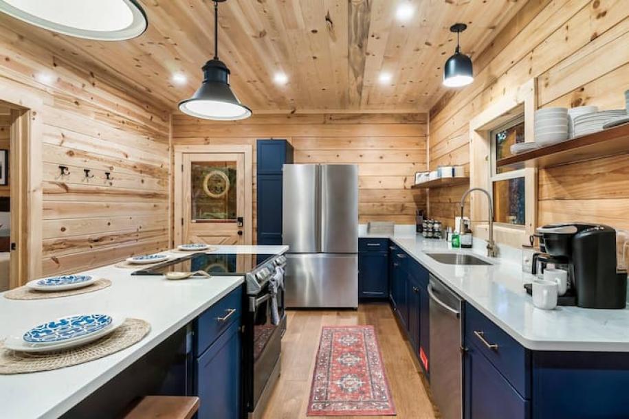 Entire cabin in Sevierville, Tennessee 12 guests3 bedrooms7 beds3 baths-8