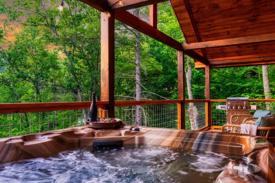Entire cabin in Sevierville, Tennessee 6 guests2 bedrooms3 beds2 baths-6