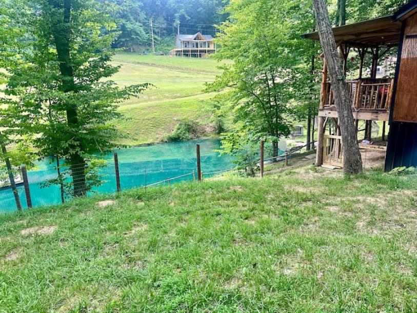 Entire cabin in Mckee, Kentucky 6 guests2 bedrooms4 beds1 bath-2