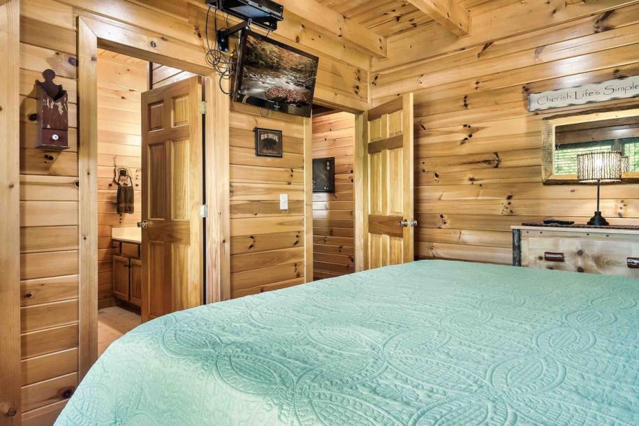 Entire cabin in Sevierville, Tennessee 4 guests2 bedrooms2 beds2 baths-9
