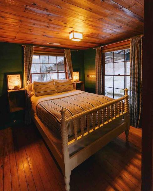 Entire cabin in Candler, North Carolina 4 guests2 bedrooms2 beds1 bath-9