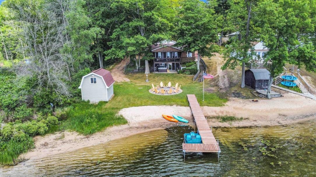 Entire cottage in Bitely, Michigan 10 guests4 bedrooms6 beds2 baths-2