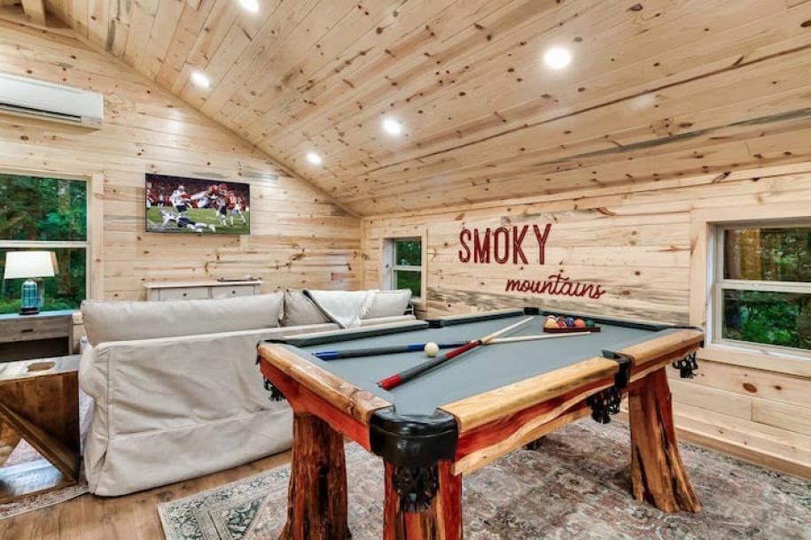 Entire cabin in Sevierville, Tennessee 12 guests3 bedrooms7 beds3 baths-1