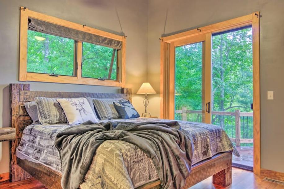 Entire cabin in Brevard, North Carolina 4 guests2 bedrooms3 beds1 bath-11