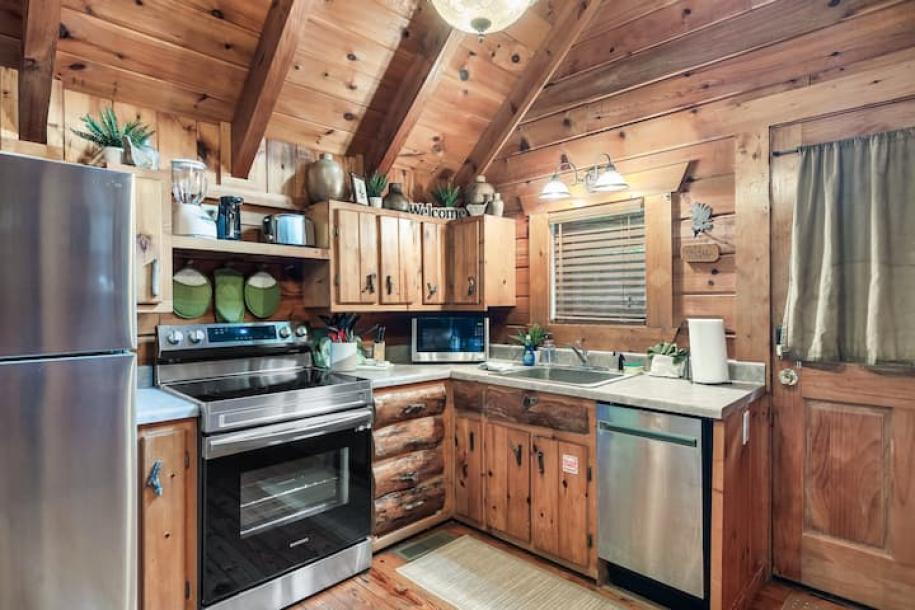 Entire cabin in Sevierville, Tennessee 4 guests1 bedroom2 beds1 bath-13