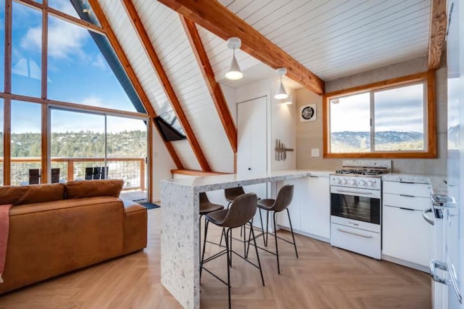 Entire cabin in Arrowbear Lake, California 5 guests2 bedrooms2 beds1 bath-3