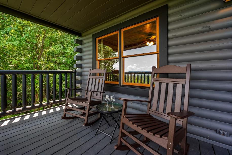 Entire cabin in Pigeon Forge, Tennessee 2 guests1 bedroom1 bed1 bath-2