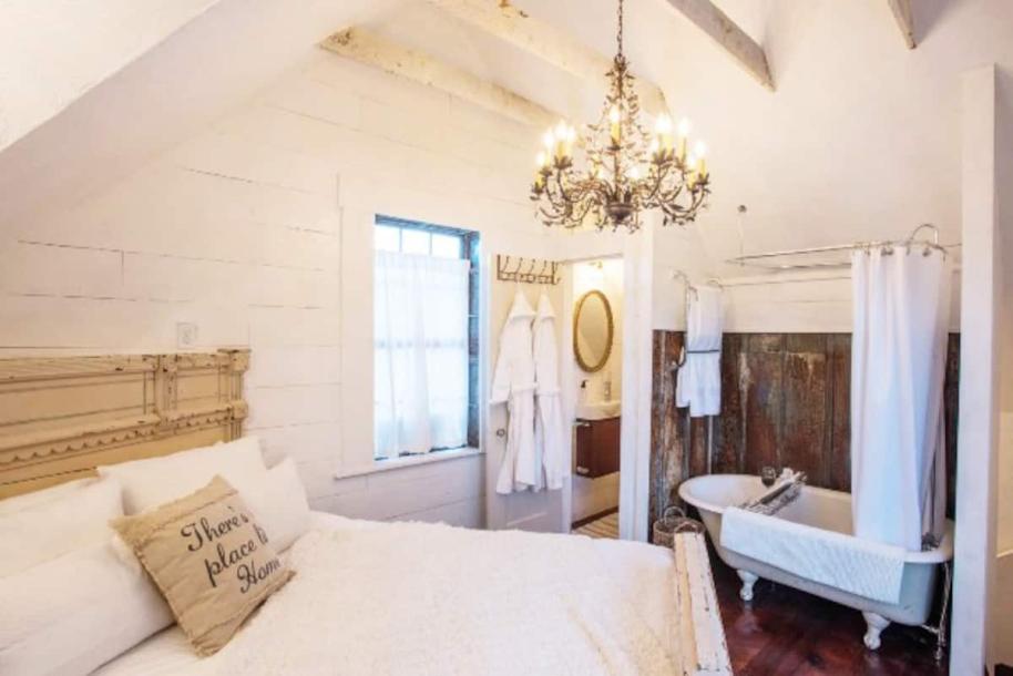 Entire guesthouse in Ferndale, California 2 guests1 bedroom1 bed1 bath-9