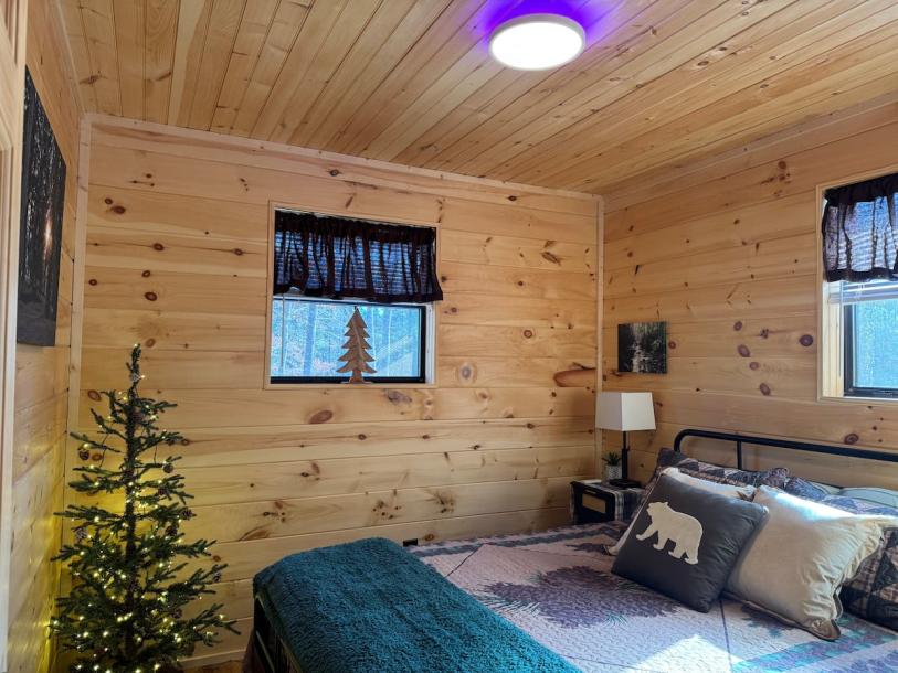 Entire cabin in Sevierville, Tennessee 4 guests2 bedrooms2 beds1 bath-5