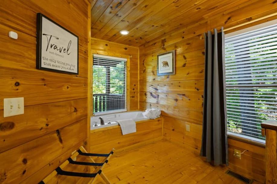 Entire cabin in Sevierville, Tennessee 5 guests1 bedroom4 beds1 bath-2