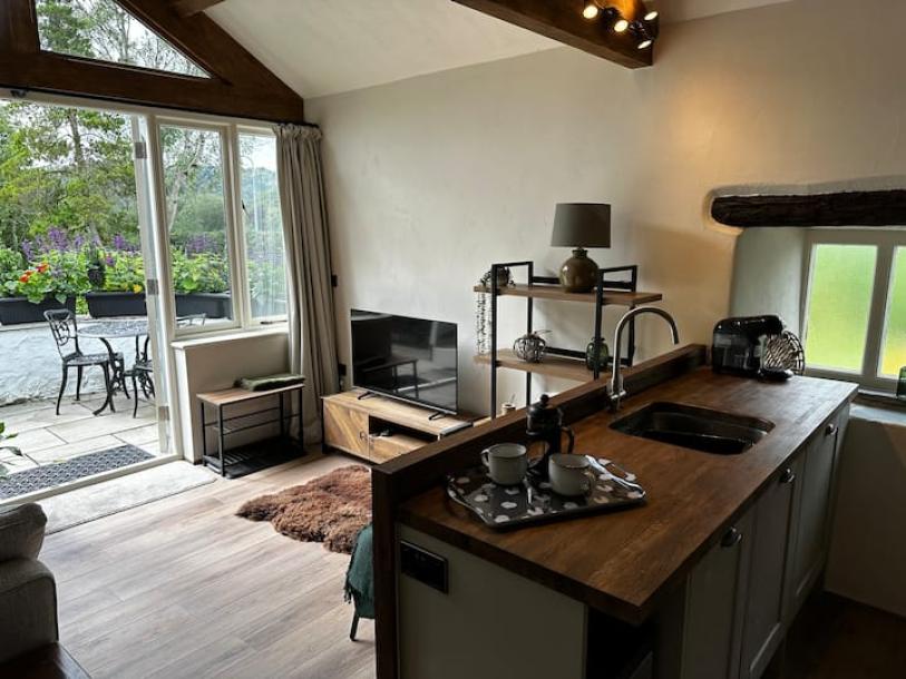 Barn in Bowness-on-Windermere, United Kingdom 2 guests1 bedroom1 bed1 bath-12