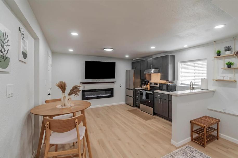 Entire home in Daly City, California 4 guests1 bedroom1 bed1 bath-5