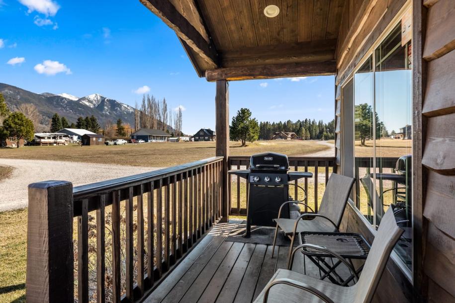 Entire cabin in Columbia Falls, Montana 4 guestsStudio2 beds1 bath-7
