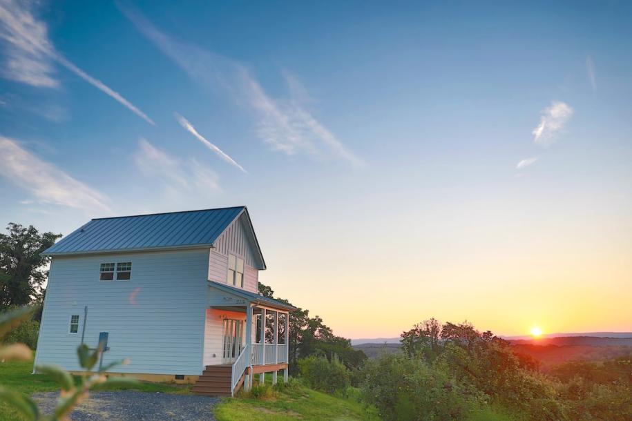 Entire cottage in Timberville, Virginia 2 guests1 bedroom1 bed1 bath-18
